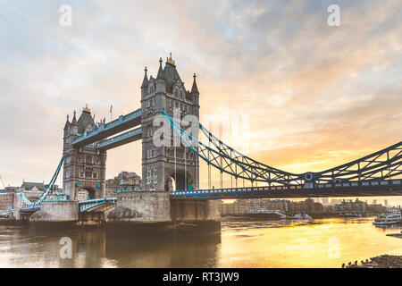 Vereinigtes Königreich, England, London, Tower Bridge bei Sonnenaufgang Stockfoto