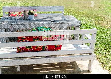 Bild des leeren Tisch im Garten des Hauses. Stockfoto