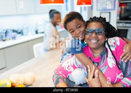 Portrait liebevolle Großmutter und Enkel umarmen Stockfoto