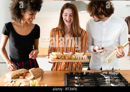 Freunde Vorbereitung Dinner Party in der Küche Stockfoto
