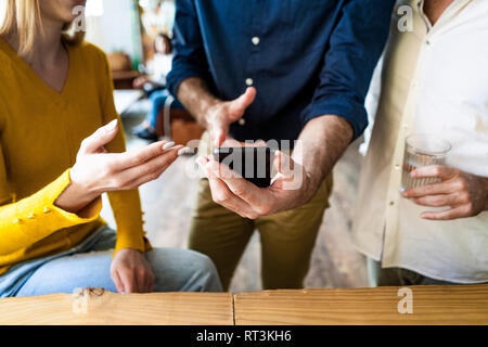 In der Nähe von Business Team teilen Handy Stockfoto