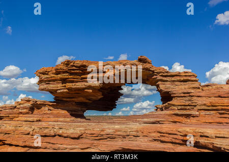 Natur für Fenster, eine natürliche Arch Rock Formation in Kalbarri National Park an einem sonnigen Tag mit weißen Wolken Stockfoto