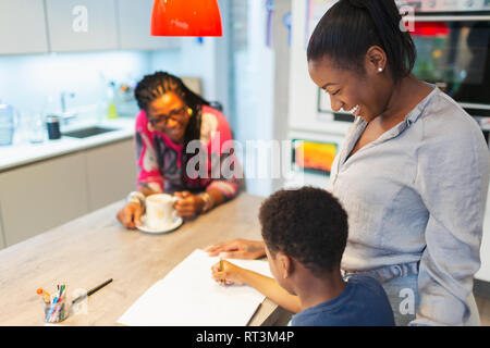 Multi-Generation, Familie Färbung in der Küche Stockfoto