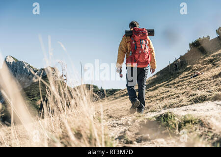 Österreich, Tirol, Menschen wandern in den Bergen Stockfoto