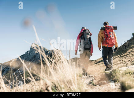 Österreich, Tirol, paar Wandern in den Bergen Stockfoto