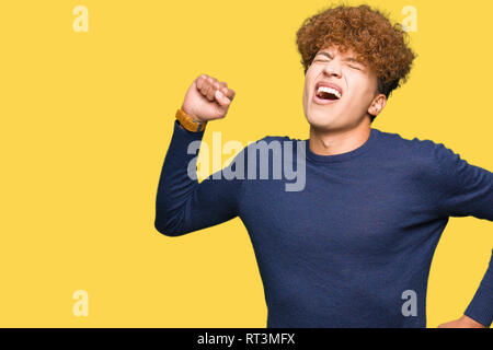 Junger stattlicher Mann mit afro Haar wieder ausdehnen, müde und entspannt, schläfrig und Gähnen für am frühen Morgen Stockfoto