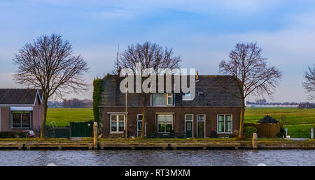 Reihenhaus mit Wasser, auf dem Land, Stadt Landschaft von Alphen aan den Rijn, Die Niederlande Stockfoto