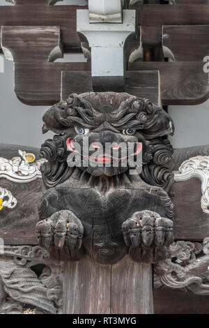 Taito Bezirk, Tokyo, Japan - 18. August 2017: aus Holz geschnitzte Shishi Lion riechen Ornament an Motoyama Jiunzan Zuirinji Tempel Nichiren Schule Buddhistischen tem Stockfoto