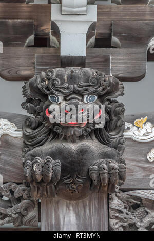 Taito Bezirk, Tokyo, Japan - 18. August 2017: aus Holz geschnitzte Shishi Lion riechen Ornament an Motoyama Jiunzan Zuirinji Tempel Nichiren Schule Buddhistischen tem Stockfoto