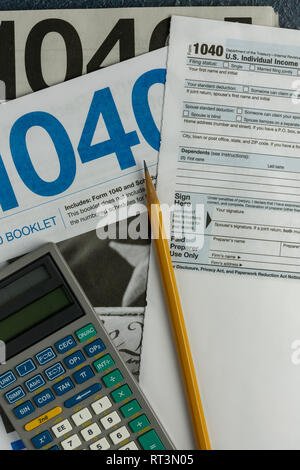 Steuer Zeit Planung mit United States 1040 Steuer Formulare und Broschüren mit Bleistift und Taschenrechner Stockfoto