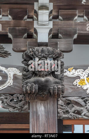 Taito Bezirk, Tokyo, Japan - 18. August 2017: aus Holz geschnitzte Shishi Lion riechen Ornament an Motoyama Jiunzan Zuirinji Tempel Nichiren Schule Buddhistischen tem Stockfoto