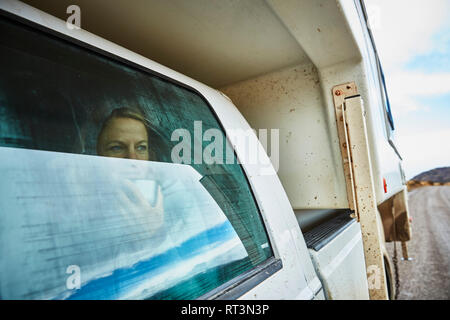 Chile, Valle Chacabuco, Parque Nacional Patagonien, Frau aus Fenster in Camper suchen Stockfoto