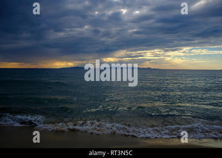 Italien, Toskana, Castiglione della Pescaia, Punta Ala, Gewitterwolken mit Sonnenuntergang Stockfoto