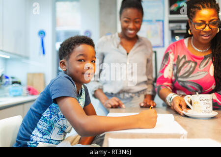 Portrait lächelnde junge Hausaufgaben in der Küche Stockfoto