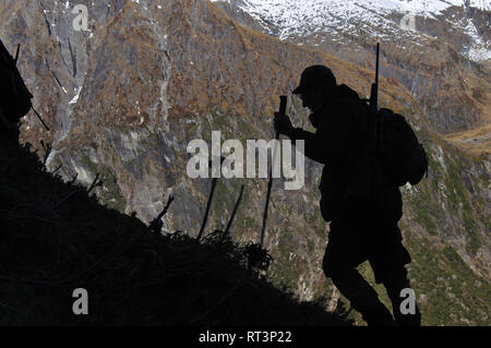 Silhouette der Jäger in South Westland der südlichen Alpen, Neuseeland Stockfoto