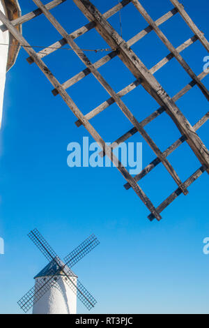 Zwei Windmühlen. Campo de Criptana, Provinz Ciudad Real, Castilla La Mancha, Spanien. Stockfoto