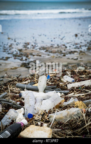 Dänemark, Nordjütland, Kunststoff Verschmutzung am Strand Stockfoto