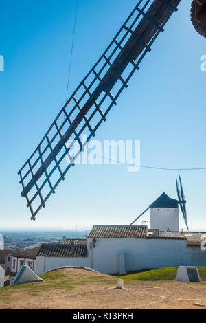 Zwei Windmühlen. Campo de Criptana, Provinz Ciudad Real, Castilla La Mancha, Spanien. Stockfoto