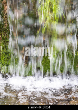 Kleiner Wasserfall an einem Wehr in Nanclares de Oca, Baskenland, Spanien Stockfoto