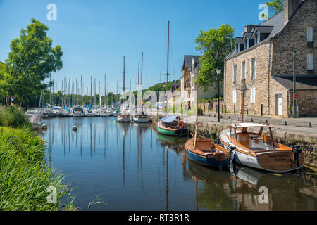 In La Roche-Bernard, Morbihan, Bretagne, Frankreich ist ein Hafen. Es gibt Segel- und Motorboote in La Roche-Bernard Hafen & Hütten auf dem Kai. Stockfoto