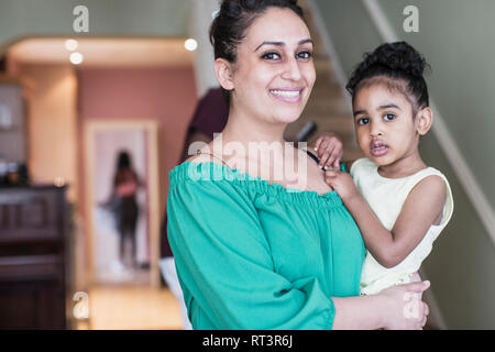 Portrait Happy Mother Holding toddler Tochter Stockfoto