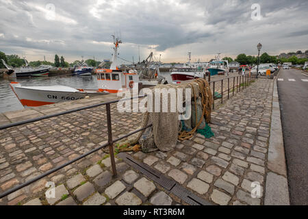 Honfleur Fischerhafen, nur wenige Schritte von der Seine, mit mehreren Angeln Boote & Trawler. Es ist etwas außerhalb von Honfleur, Rhône-Alpes, Frankreich. Stockfoto