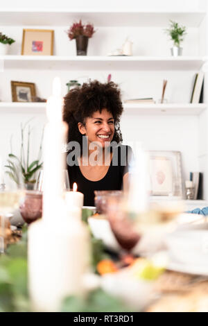 Porträt einer dunkelhaarigen Frau bei einem Abendessen sitzen Stockfoto