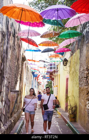 Cartagena Kolumbien,Zentrum,Zentrum,Getsemani,Callejon Angosto Calle 27 hängende bunte Regenschirme,Installation,Hispanic Latino ethnische Einwanderer im Stockfoto