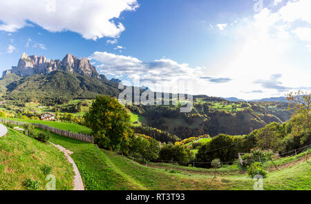 Italien, Südtirol, Dolomiten, Seis am Schlern, Blick zum Schlern und Seiser Alm im Sommer Stockfoto