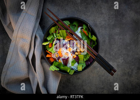 Schüssel mit Glas Nudelsalat mit Gemüse und Erdnüsse Stockfoto