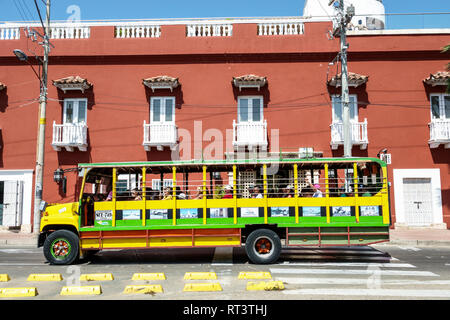 Cartagena Kolumbien,Zentrum,Zentrum,Getsemani,traditionelles Viertel,Chiva bemalter Sightseeing-Bus,Armeria Real Luxury Hotel & Spa,Außenansicht,Hotel,COL19 Stockfoto