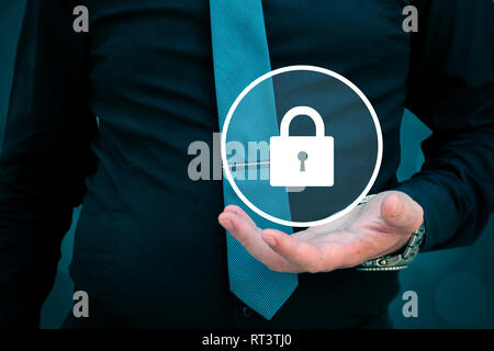 Sicherheitskonzept, Geschäftsmann holding Lock in seiner Hand. Stockfoto
