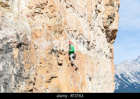 Italien, Cortina d'Ampezzo, Mann, Klettern in den Dolomiten Stockfoto