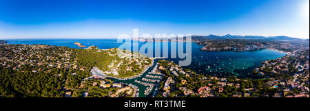 Spanien, Balearen, Mallorca, Calvia region, Luftaufnahme von Santa Ponca, Marina, Serra de Tramuntana im Hintergrund Stockfoto