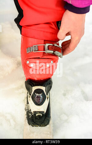 Frau in rot-rosa Kleidung tragen, Ski schuhe Skifahren 2019 Stockfoto