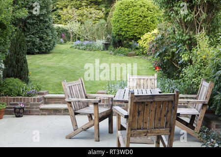 Suburban Garden in London mit Gartenmöbeln aus Holz auf einer Terrasse Stockfoto
