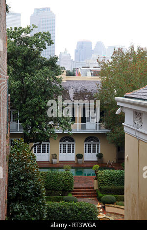 Ein Blick auf ein nettes Französisches Haus mit Schwimmbad im französischen Viertel von New Orleans, USA Stockfoto