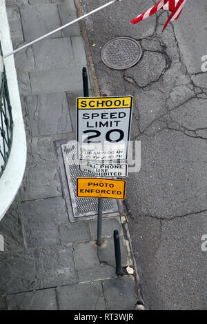 Anzeigen einer Schule Tempolimit street sign im französischen Viertel von New Orleans, USA Stockfoto