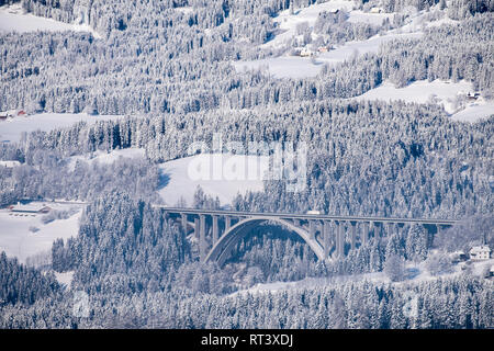 Blick von der Autobahn A2 in einer verschneiten Winterlandschaft in Kärnten in Österreich Stockfoto