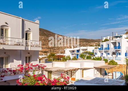 Griechische weiß getünchten Villen im Sommer im schönen Dorf Kamares Sifnos Insel, Griechenland Stockfoto