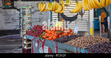 Vielfalt der Früchte und Nüsse auf einer Straße Marktstand, Athen, Griechenland Stockfoto