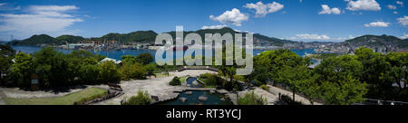 Panoramablick über Hafen und Stadt Nagasaki auf der Insel Kyushu, Japan. Stockfoto