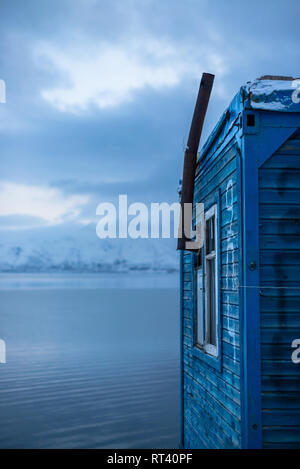 Kleines Holzhaus an einem See Stockfoto