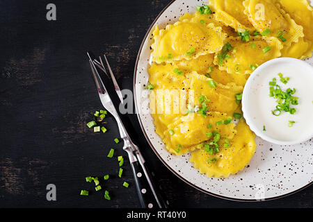 Ravioli mit Spinat und Ricotta. Italienische Küche. Ansicht von oben Stockfoto
