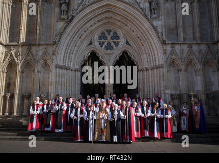 (Vorne von links nach rechts) Dr. Emma Gwyneth, Dr. John Sentamu und Sarah Elizabeth nach einem Doppel Weihe der Reverend Dr Emma Gwyneth als Weihbischof von Penrith in der Diözese von Carlisle und die ehrwürdige Sarah Elizabeth Clark als Weihbischof von Jarrow in der Diözese Durham, während einer Zeremonie im York Minster in Yorkshire. Stockfoto