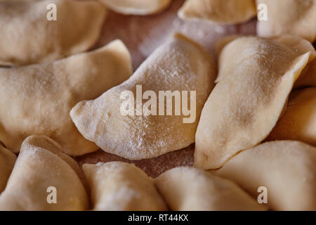 Knödel raw auf ein Holzbrett. Der Prozess des Kochens Stockfoto