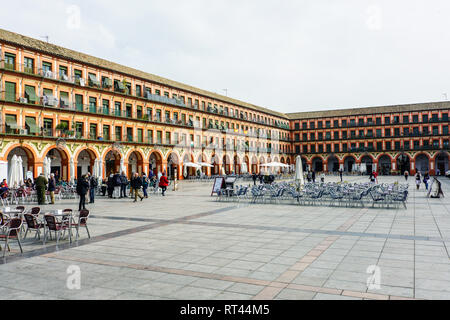 Blick auf die Straße von der Plaza de la Corredera in der Innenstadt von Cordoba, Andalusien, Spanien. Stockfoto