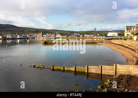 Campbeltown in Campbeltown Loch am Morgen gesehen Licht zeigt den Hafen mit angelegten Boote und Schiffe. Stockfoto