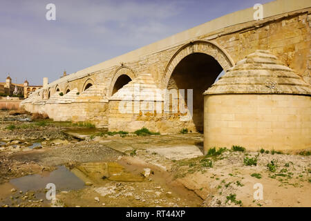 Römische Brücke auf dem Rio Guadalquivir, Cordoba, Spanien. Stockfoto