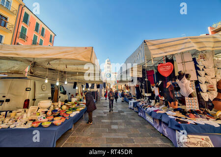 PADOVA, Italien - 25. FEBRUAR 2019: Leute besucht Wochenmarkt auf der Piazza dei Signori Stockfoto
